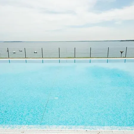 Luxury View 2 Bed Апартаменты Паденге-суль-Гарда