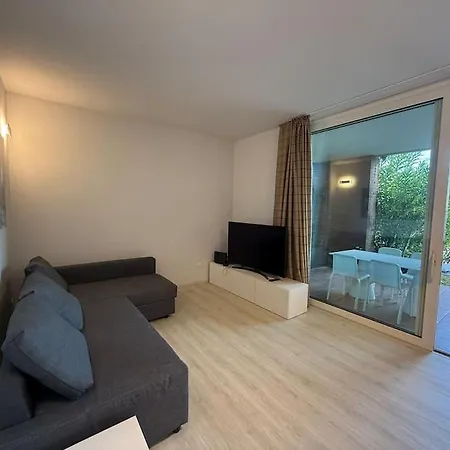 Апартаменты Luxury View 2 Bed Паденге-суль-Гарда