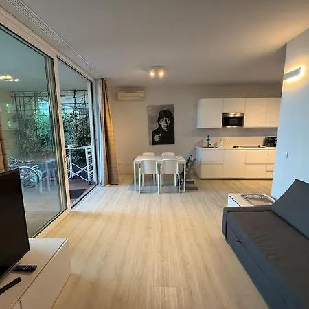 Апартаменты Luxury View 2 Bed Паденге-суль-Гарда
