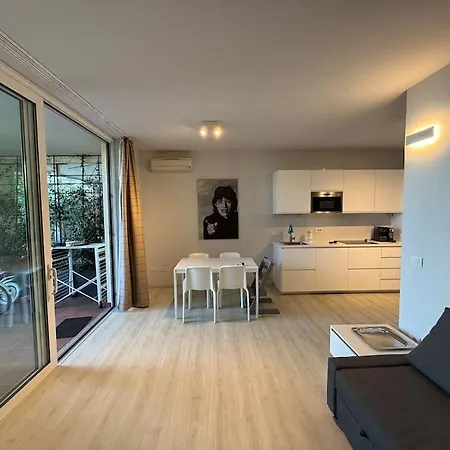 Luxury View 2 Bed Паденге-суль-Гарда
